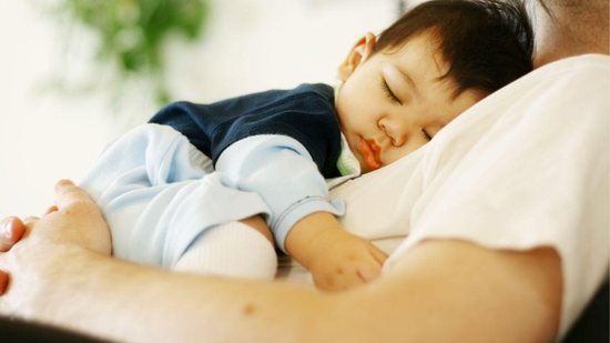 A colônia ajuda os bebês a ter uma noite de sono tranquila! - reprodução Pinterest / Parents