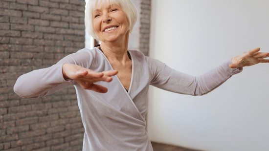 Vídeo de idosa dançando na garagem durante a quarentena prova que é possível ser feliz dentro de casa - Getty Images