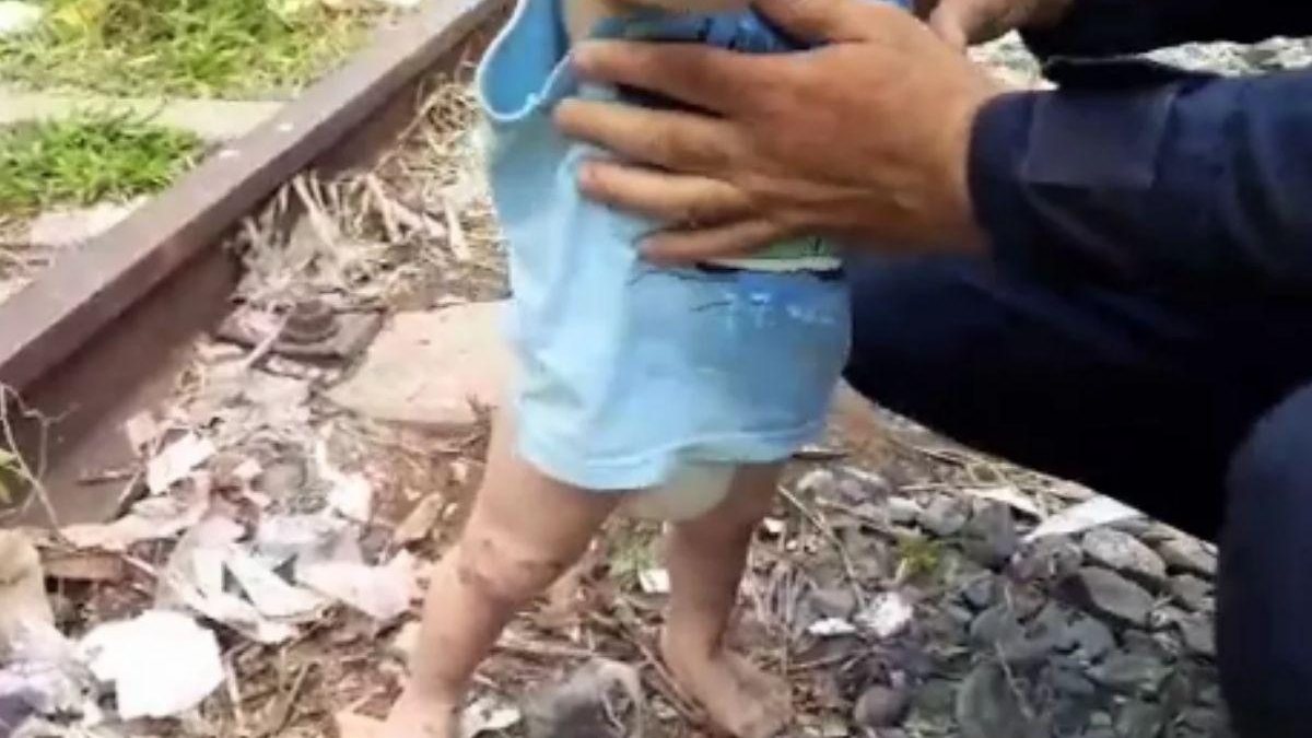 O bebê de apenas 1 ano foi deixado pela mãe na linha de trem de Sorocaba - Reprodução G1
