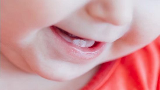 Entenda como passar pela fase do nascimento dos primeiros dentes do bebê - Freepik