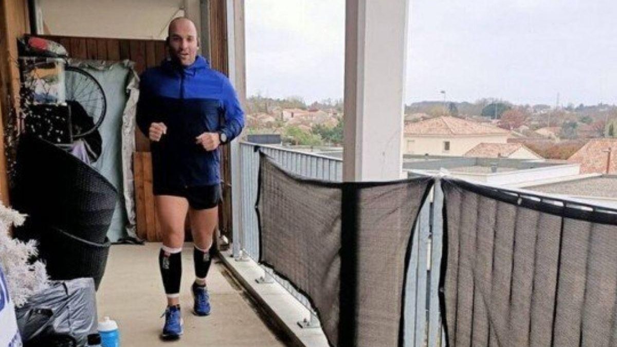 Homem corre maratona de 42 km na varanda do apartamento e mostra que isolamento não é desculpa (Foto: reprodução Instagram / 