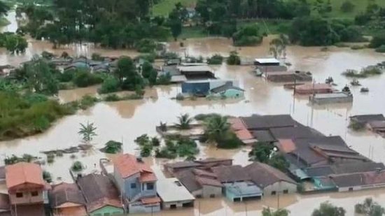 Chuvas fortes na Bahia fazem famílias sair do local - reprodução/Twitter/@andersongtorres