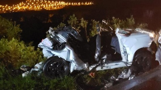O impacto da colisão destruiu o carro onde estvam os cinco integrantes da família - Reprodução/TV Globo