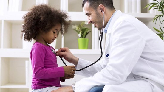 Consultar o médico regularmente é fundamental para o desenvolvimento do seu filho - reprodução/ Getty Images