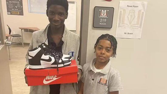 Menino de 12 anos compra tênis novo para amigo que sofria bullying por usar sapatos velhos na escola - Reprodução/Facebook