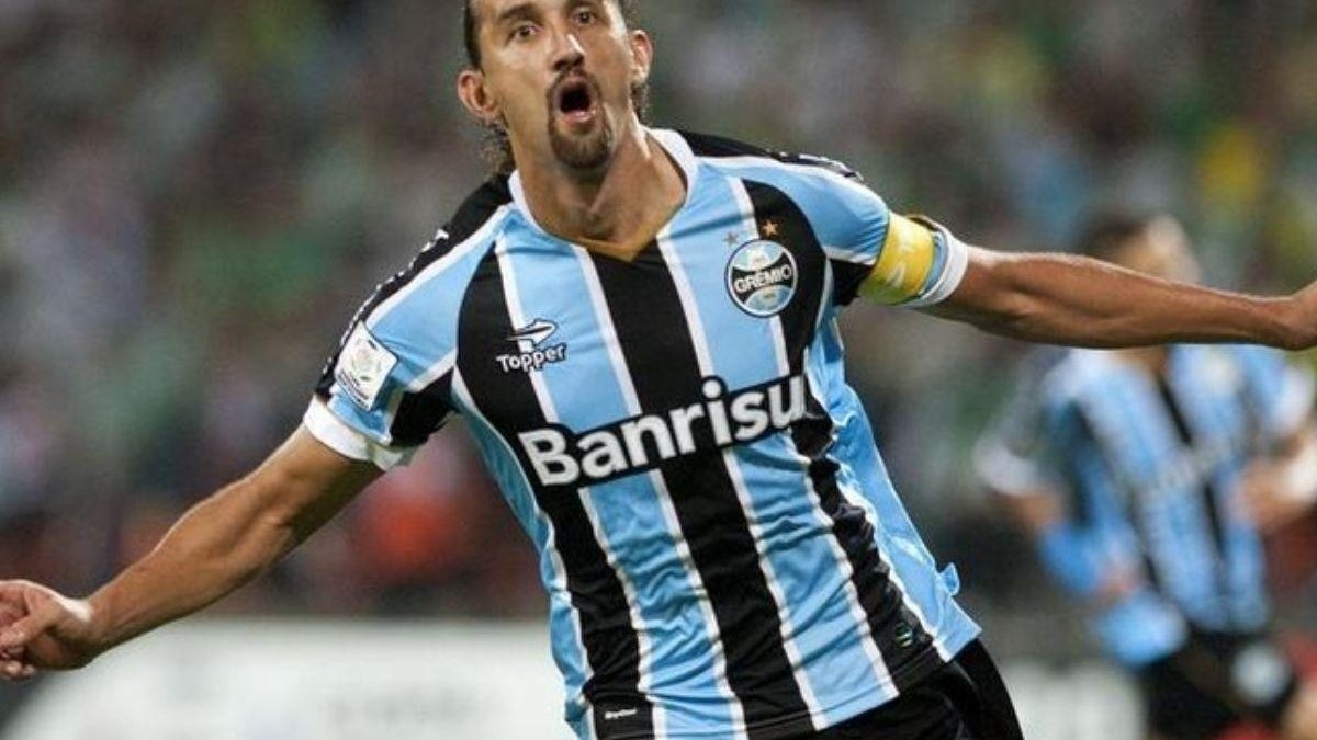 Ex-atacante do Grêmio compra apartamento para babá - Reprodução / Instagram / @giulicunha