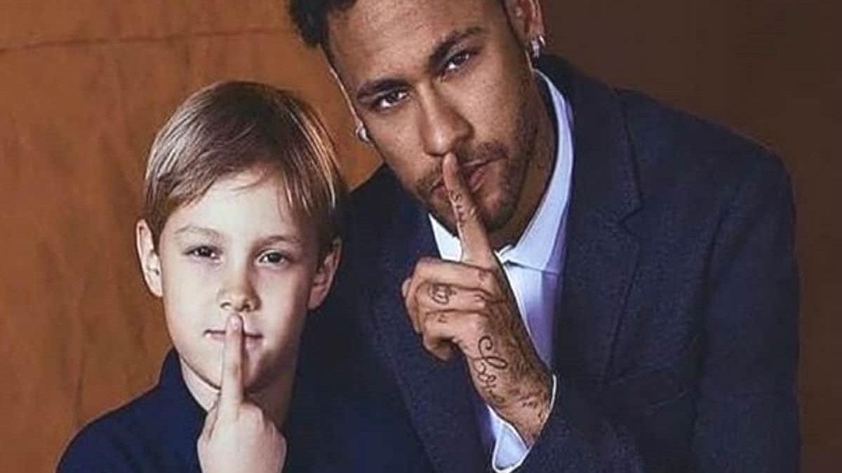 Neymar faz surpresa para o filho Davi e tira foto com amiguinhos - Reprodução/Facebook