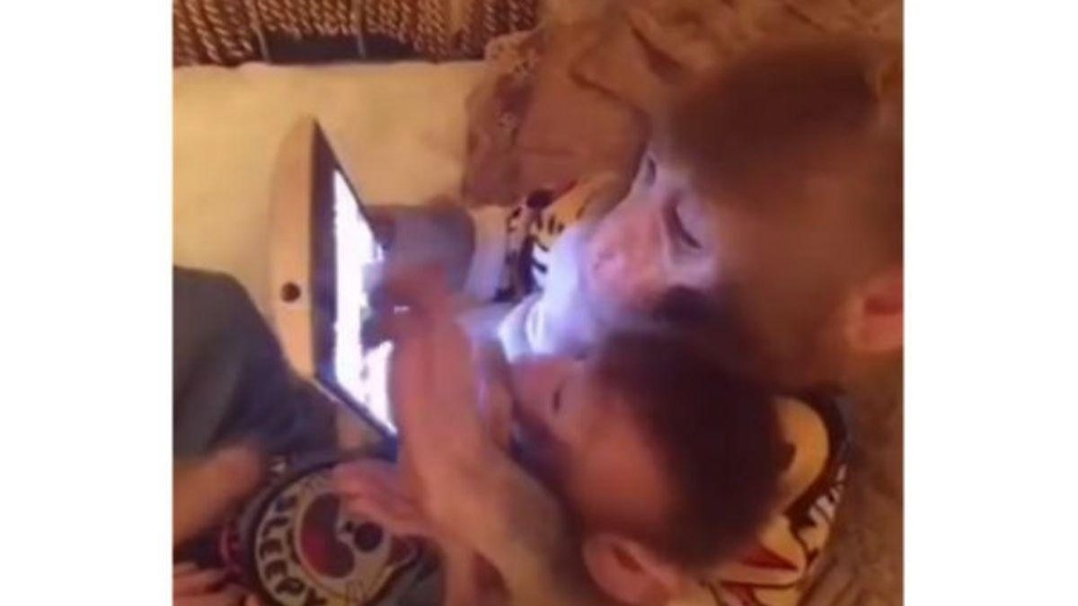 Macaco aparece “ensinando” filhote a mexer em tablet - Reprodução