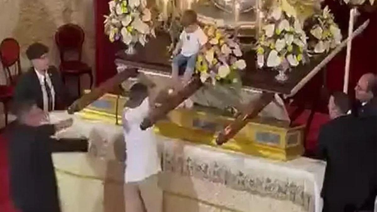 O homem deixou a criança no altar - Reprodução/O Globo