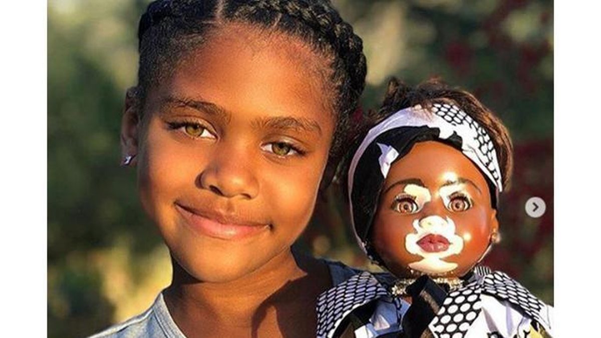 A artista Kay Black produz bonecas com vitiligo personalizadas - Reprodução/ Instagram @kaycustoms