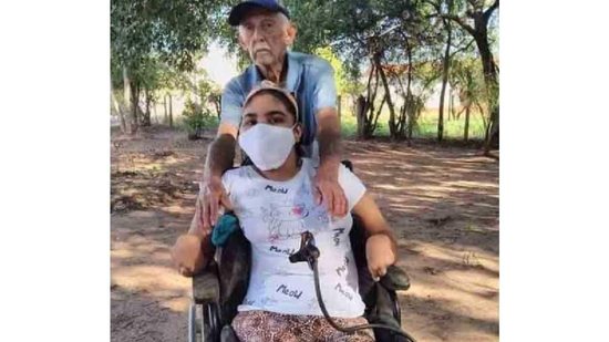Ulysses, de 84 anos, aprendeu a fazer maquiagem para ajudar a neta, que tem paralisia cerebral - reprodução/Razões para Acreditar