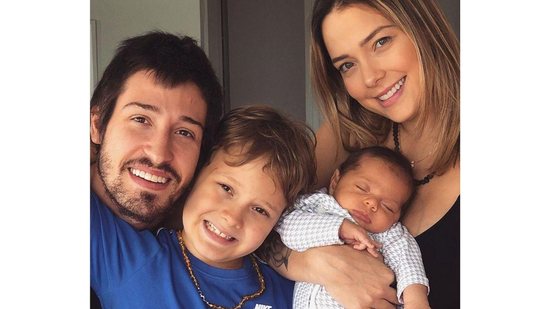 Carol e Vinicius são pais de Valentin - reprodução/ Instagram @martinezvini