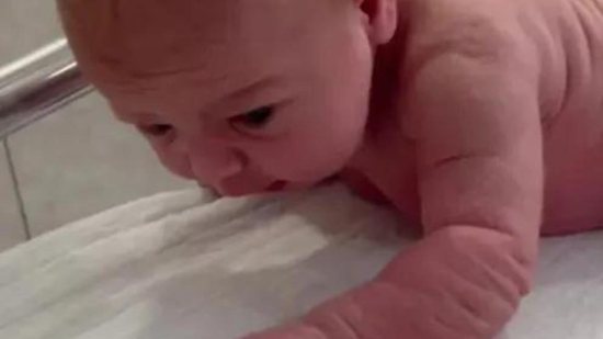 Bebê recém-nascida surpreende ao levantar a cabeça e engatinhar com apenas três dias de vida - Reprodução/Redes Sociais