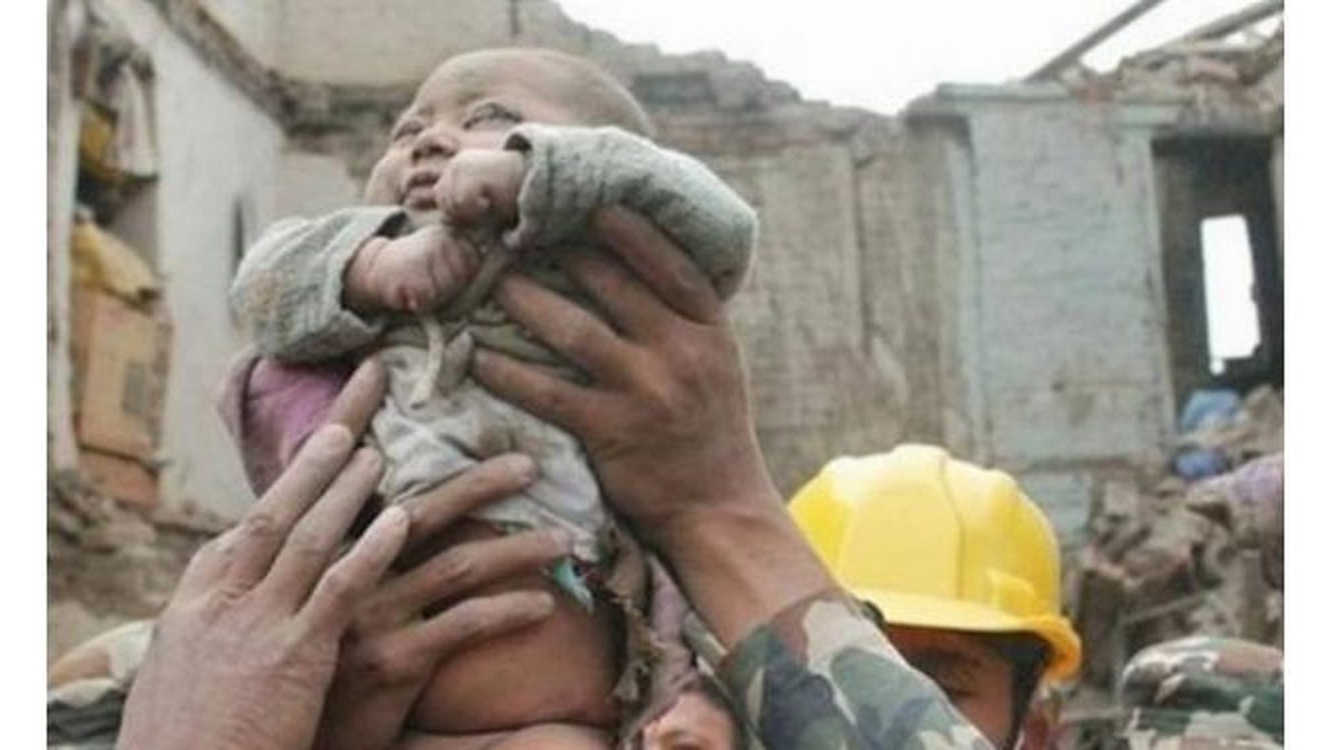 Imagem Bebê de 4 meses sobrevive a terremoto no Nepal