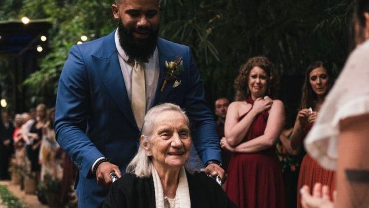 A noiva se emocionou com a entrada da avó - Reprodução / Instagram: @biafaelfotografia & @luizapprado
