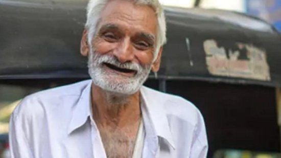 Avô vende casa para ajudar neta com os estudos - Reprodução / Humans of Bombaim