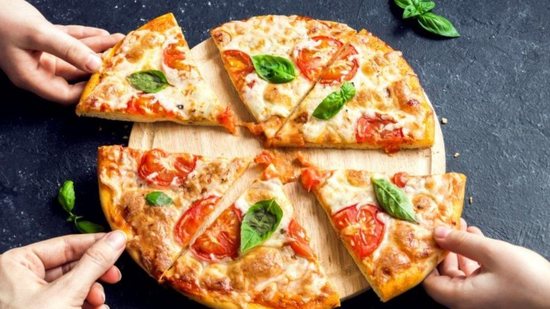 O Dia da Pizza é comemorado no dia 10 de julho e é uma ótima oportunidade de celebrar em família - Freepik