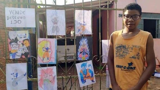 Menino vende desenhos na porta de casa para ajudar a família - Reprodução/Facebook