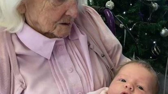 A mulher de 100 anos conheceu a tataraneta - Reprodução/Daily Mail