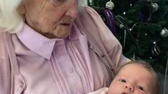 A mulher de 100 anos conheceu a tataraneta - Reprodução/Daily Mail