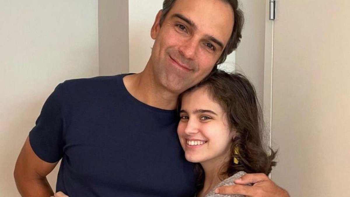 Após ter se assumido queer, Valentina, filha de Tadeu Schmidt, celebra um ano de namoro com Christiano Donnelly Vaz - Reprodução/Instagram