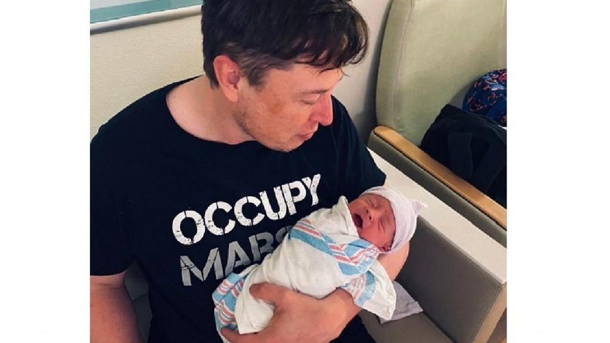 Elon Musk e seu filho recém-nascido - Reprodução/Instagram