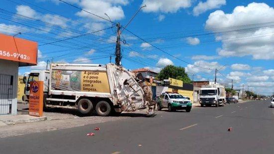 A criança atropelada pelo caminhão de lixo está entubada no momento - Reprodução / Lívia Ferreira