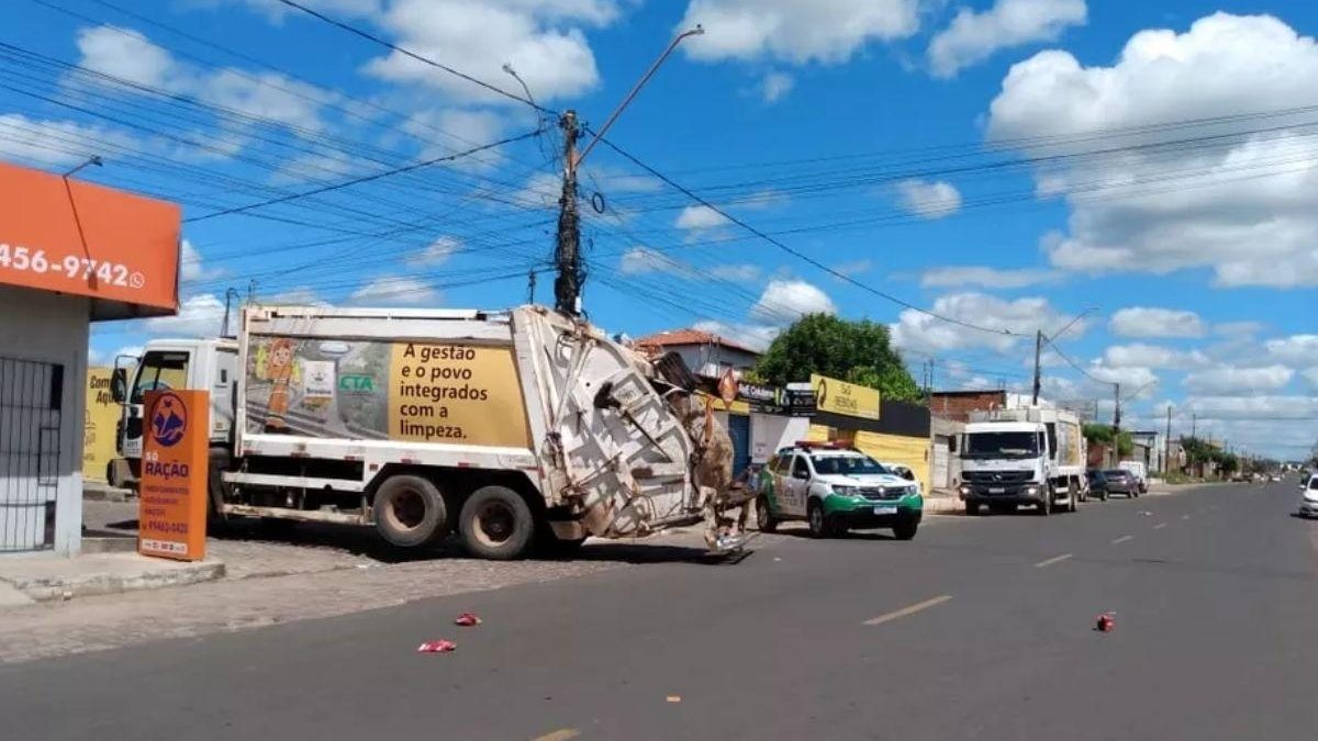 A criança atropelada pelo caminhão de lixo está entubada no momento - Reprodução / Lívia Ferreira