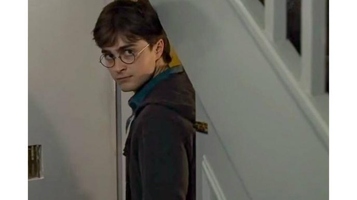 Harry Potter saindo do seu quarto, que ficava embaixo da escada - Reprodução Youtube