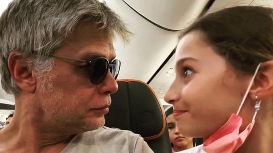 Imagem Fabio Assunção surge ao lado da filha em momento divertido dentro do avião