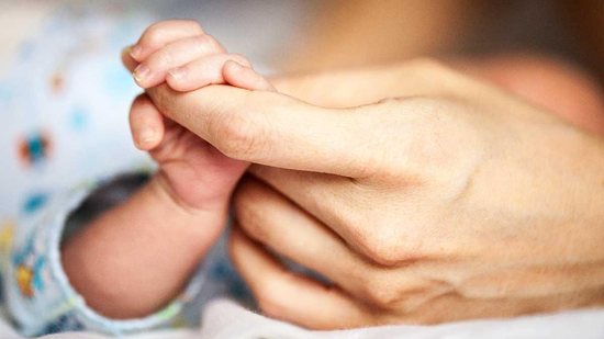 A primeira dose das vacinas contra a rotavirose precisa ser aplicada nos bebês até os 3 meses e meio de idade¹ - Shutterstock