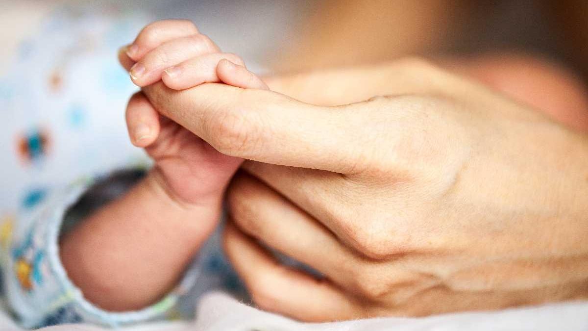 A primeira dose das vacinas contra a rotavirose precisa ser aplicada nos bebês até os 3 meses e meio de idade¹ - Shutterstock