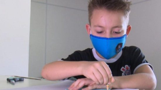 Menino faz máscaras para doar aos colegas - Reprodução ND Mais