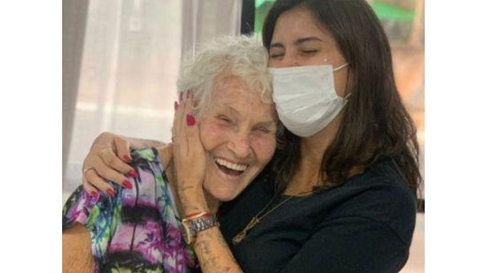 A neta acompanhou a avó para fazer a primeira tatuagem - Reprodução/ Instagram