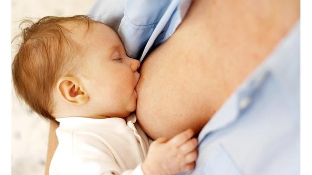 Imagem 5 maneiras de acalmar o bebê ao amamentar em lugares públicos