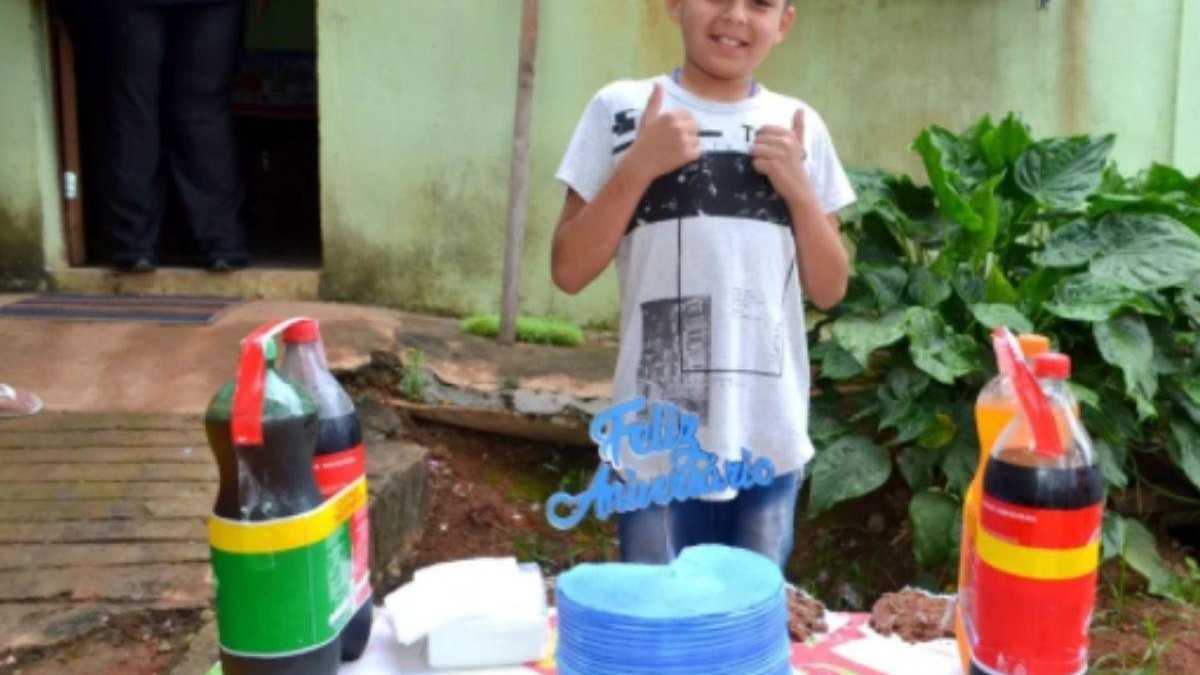 Criança ganha festa surpresa de aniversário da Guarda Municipal e Corpo de Bombeiros, de Itajubá, MG - Reprodução / G1