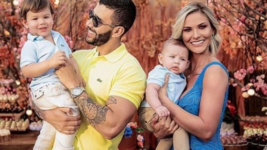 Gusttavo Lima e Andressa Suita com filhos no colo (Reprodução/Instagram)