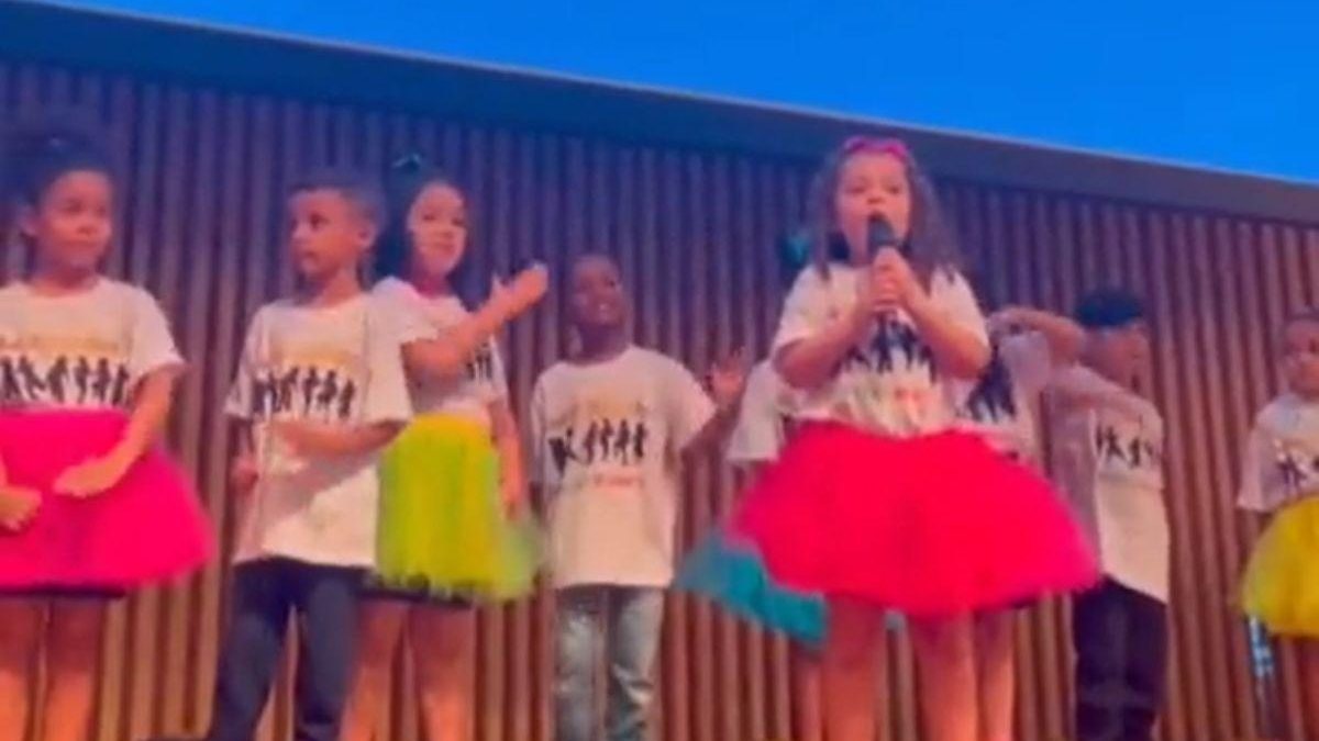 Laura da música da baleia: menina de 5 anos viraliza cantando ópera em apresentação da escola - Reprodução Twitter