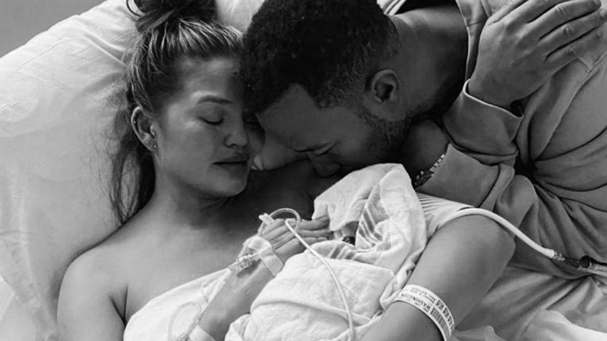 O casal perdeu o filho caçula logo depois do parto - Reprodução / Instagram @chrissyteigen
