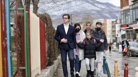 Stevo Pendarovski, e Embla Ademi caminhando juntos até a escola - Reprodução Cortesia/Presidência da Macedônia do Norte