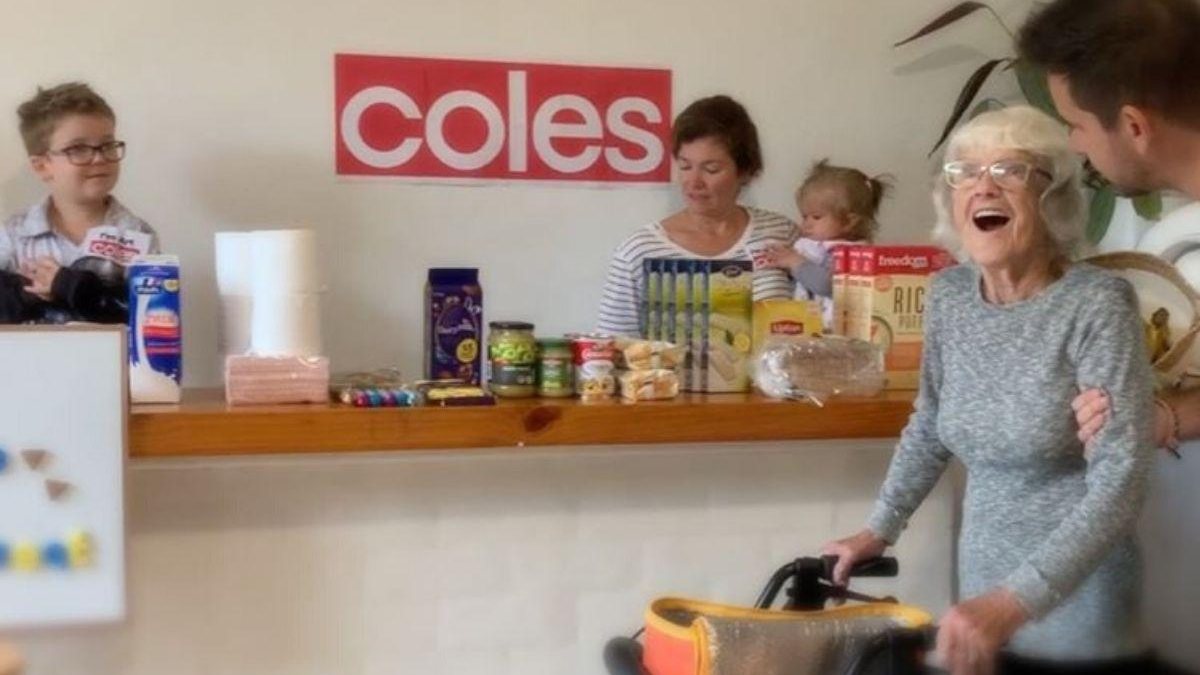 Família recria mercado dentro de casa para alegrar idosa durante isolamento (Foto: reprodução Facebook /