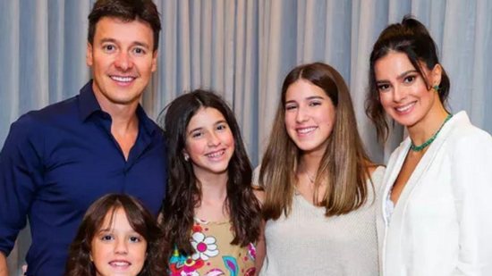 A família reunida para celebrarem aniversário das filhas - Reprodução/Instagram