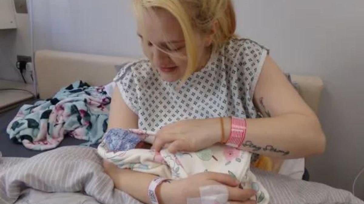 Alisha Pegg desabafa após ver a filha morrer depois de erro de equipe médica - reprodução/The Sun