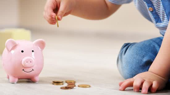 Qual a melhor forma de ensinar seu filho a lidar com dinheiro? - Getty Images