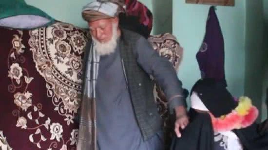 No Afeganistão, uma menina foi resgatada por uma ONG após ser vendida pelo pai para um homem de 55 anos - Getty Images