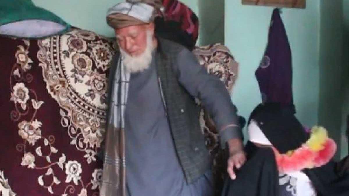 No Afeganistão, uma menina foi resgatada por uma ONG após ser vendida pelo pai para um homem de 55 anos - Getty Images