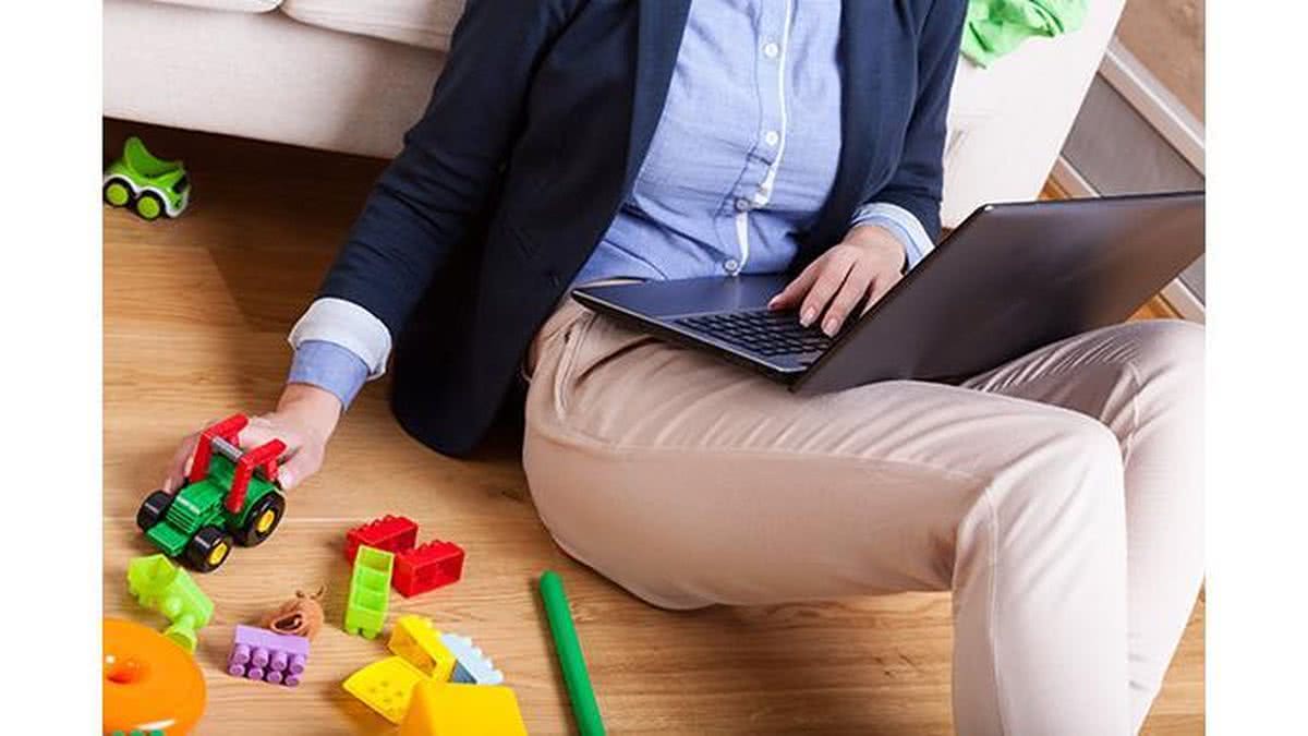 Muitas mulheres ao se tornarem mães abandonam o mercado de trabalho - Shutterstock