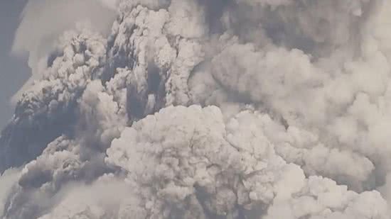 Destruição causada pela erupção do vulcão em Tamoa, que possui mais de 100 mil habitantes - Reprodução/TV Globo