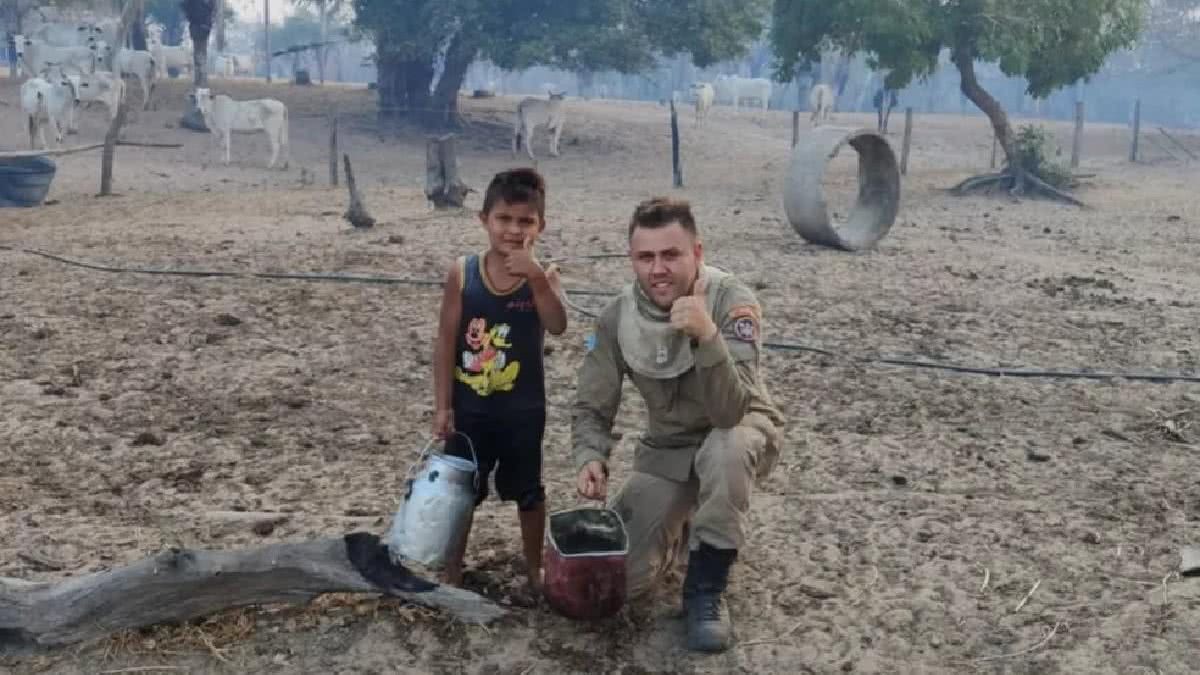 Um menino de 5 anos pegou o balde para ajudar a conter as chamas durante um incêndio no Pantanal - reprodução/G1