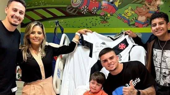 Pequeno Gabriel recebeu a visita de jogadores do seu time de coração, o Vasco - Reprodução/ Instagram
